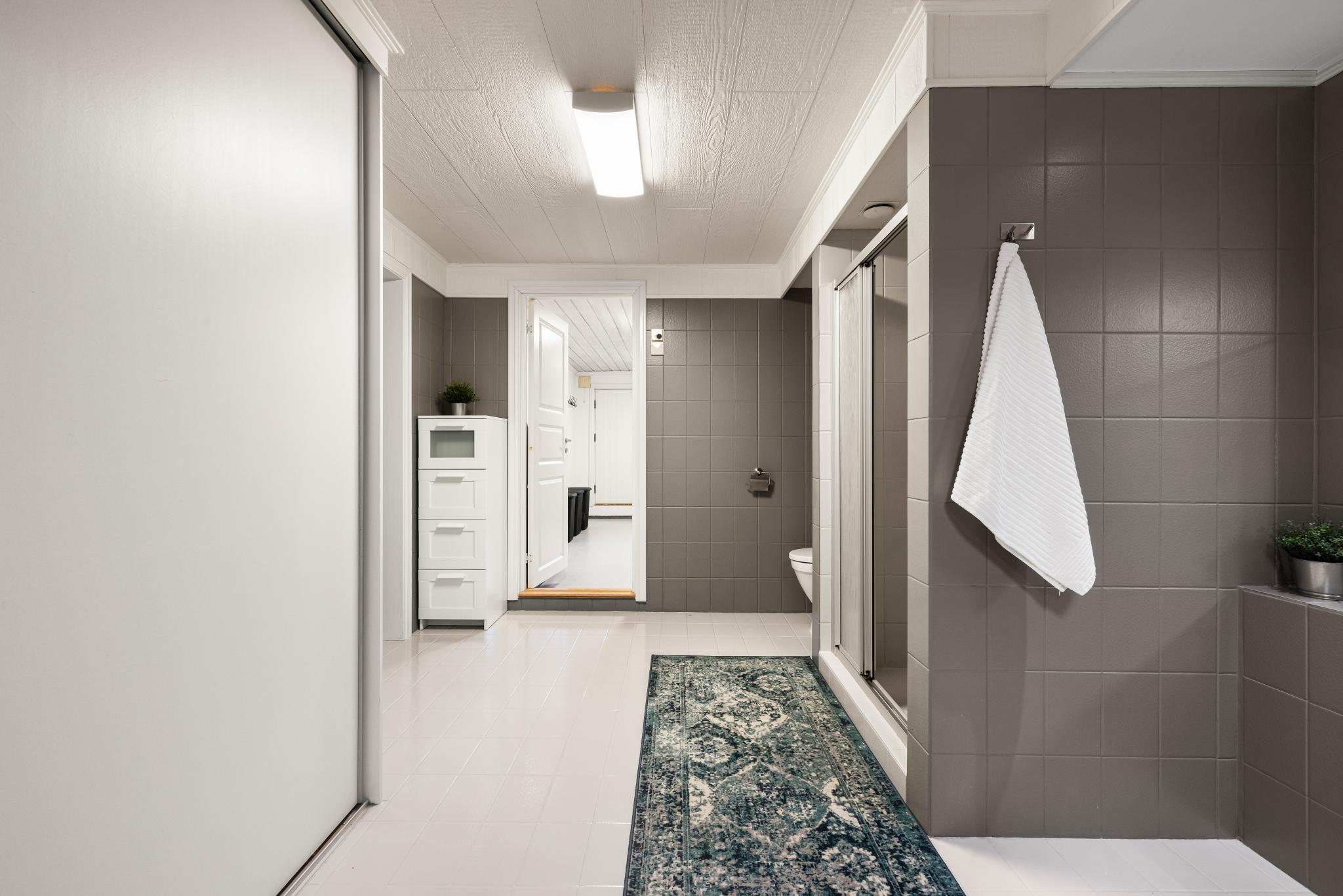 bad i kjeller med dusj og toalett